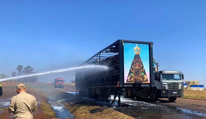 Imagem de Nossa Senhora Aparecida fica intacta após incêndio e surpreende