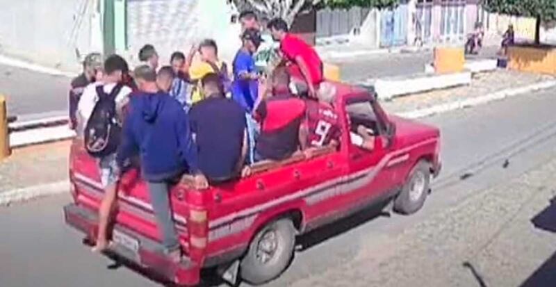 Caminhonete capotou com time de futebol na caçamba