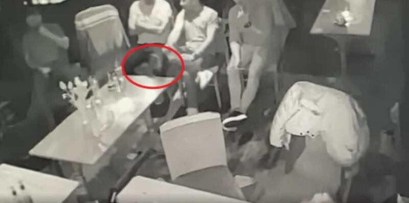 Momento assustador em que um 'fantasma' derruba a cerveja do cliente em um pub 'assombrado'