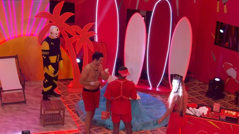 BBB 24: Matteus e Davi chamam Yasmin para prancha de surfe e famosa fica irritada