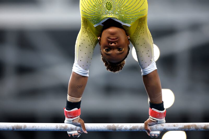 Rebeca Andrade, do Brasil, compete na final feminina de barras irregulares durante os Jogos Pan-Americanos de Santiago 2023