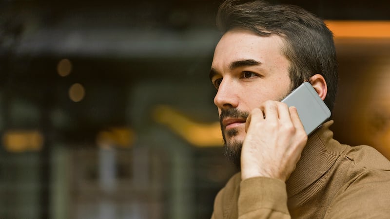 Un chico en durante una llamada telefónica.