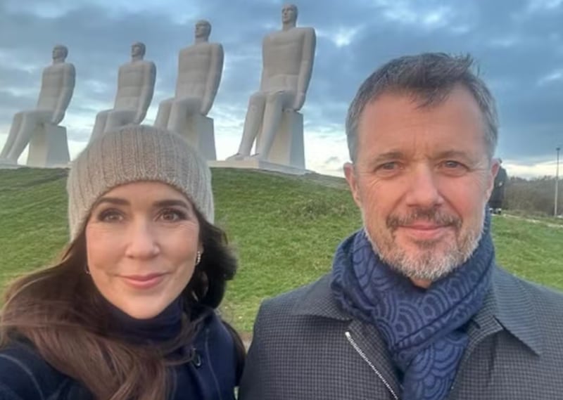 Príncipe herdeiro da Dinamarca, Frederik posa ao lado da mulher, a princesa Mary — Foto: Reprodução/Instagram