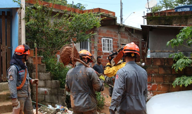 Bombeiros suspendem buscas em São Sebastião