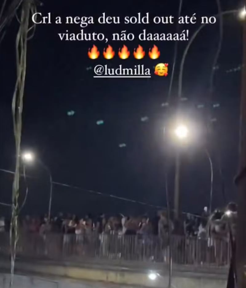 Ludmilla realiza show surpresa em subúrbio e moradores 'invadem' viaduto para assistir