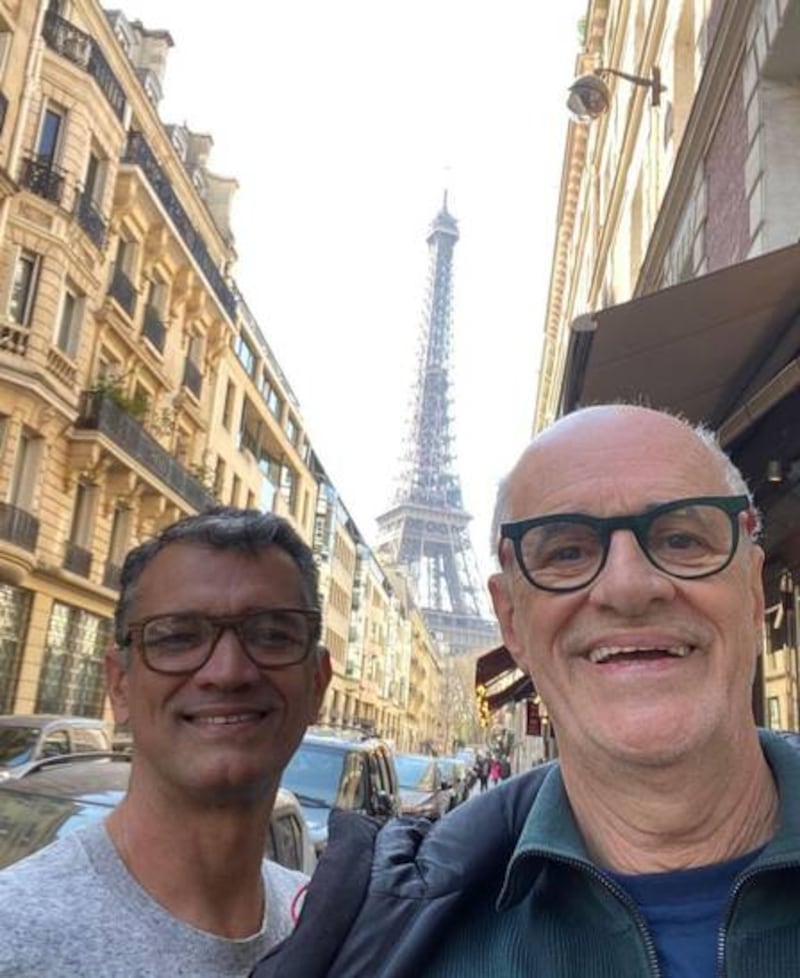 Marcos Caruso e Marcos Paiva passeiam por Paris