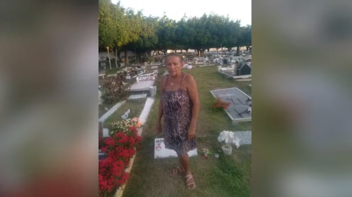 "Tenho medo é de quem está vivo", diz mulher que mora há 21 anos em cemitério