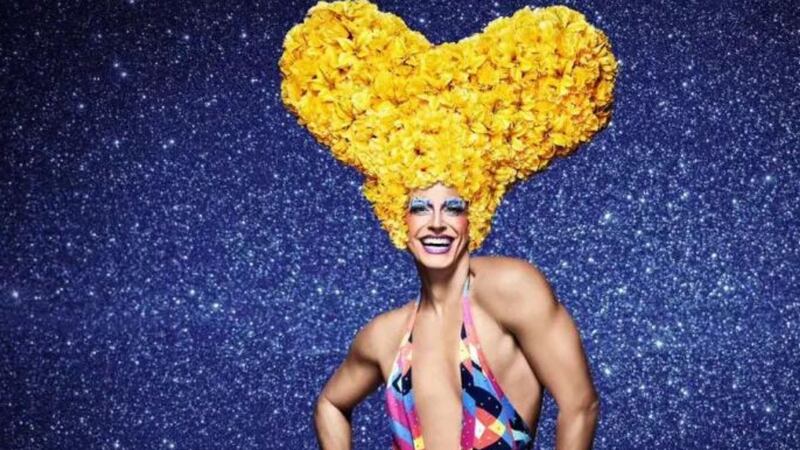 No musical, Reynaldo Gianecchini interpreta a drag Mitzi Mitosis, um dos ícones do filme Priscilla, a Rainha do Deserto