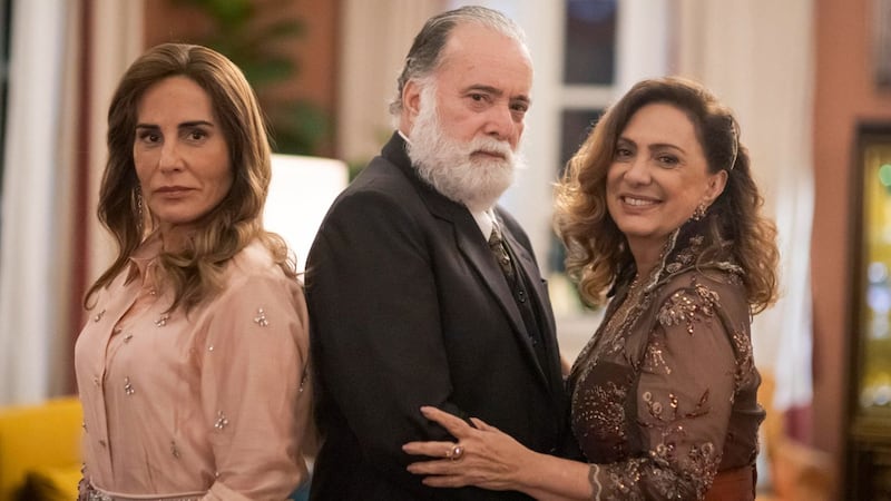 Terra e Paixão: Irene (Gloria Pires), Antônio (Tony Ramos) e Agatha (Eliane Giardini) vivem momentos difíceis