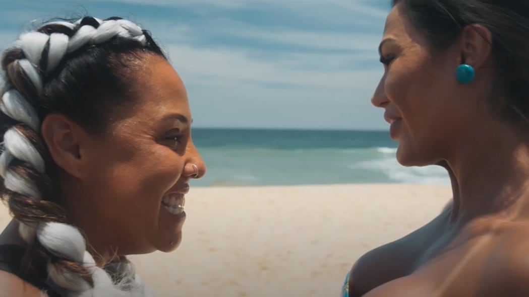 Gracyanne Barbosa e Evelyn Castro brigam em praia badalada