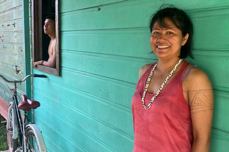 La antropóloga indígena Nelly Marubo afuera de la casa de su familia en Atalaia do Norte, Amazonas, Brasil. (Foto AP/Fabiano Maisonnave)