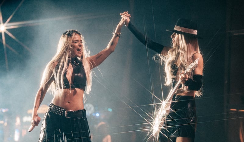 Karol G surpreendeu os fãs ao convidar Pabllo Vittar, Sevdaliza e Yseult para cantar uma versão de ‘Alibi’