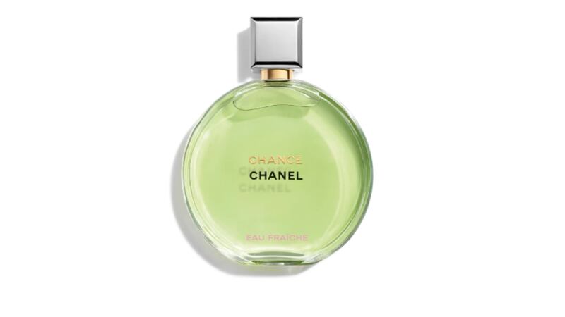 Chanel Chance Eau Fraîche es perfecto para días cálidos y actividades al aire libre