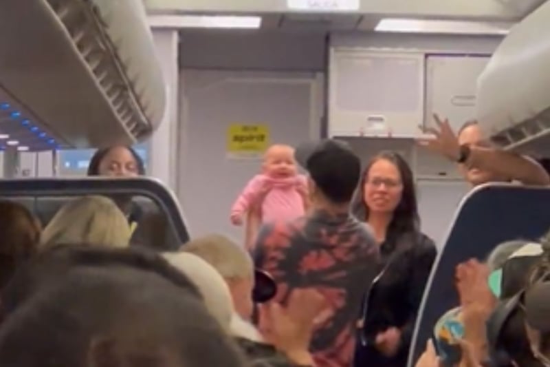 Bebê é salva por enfermeira em voo nos EUA