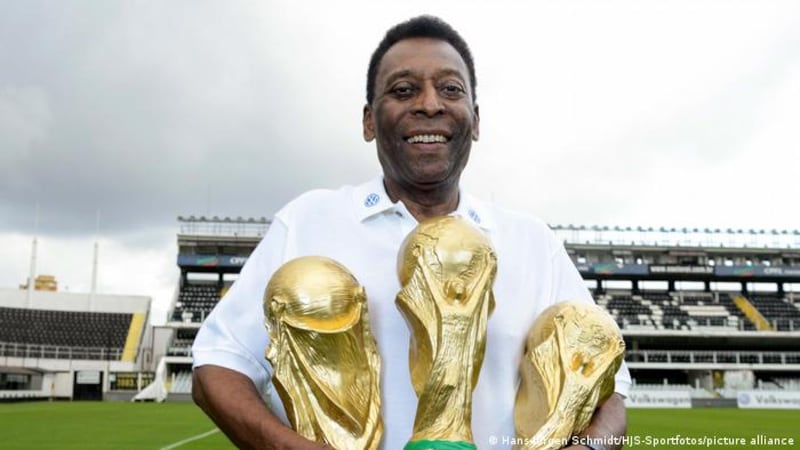 Preocupantes noticias llegan desde Brasil con respecto a la salud del otrora astro del fútbol mundial Pelé, quien fue internado el pasado martes en el hospital Albert Einstein de São Paulo por una insuficiencia cardiaca.

Según reporta el diario Folha, a O Rei le habrían suspendido el tratamiento de quimioterapia al cual se está sometiendo desde septiembre de 2021, cuando fue operado de un cáncer intestinal.

A lo anterior, se suma que a inicios del presente año le detectaron nuevos tumores en hígado y pulmón.

De acuerdo con el citado medio, el tres veces campeón del mundo se encuentra con cuidados paliativos exclusivos, para aliviar el dolor y la falta de aire.

Por ahora, la única información que ha entregado el recinto asistencial fue dada a conocer este viernes, apuntando que el ex delantero de Santos fue diagnosticado con una infección respiratoria, la cual ha sido tratada con antibióticos.

"La respuesta ha sido adecuada y el paciente, que permanece en sala común, se encuentra estable, con una mejoría general de su estado de salud", complementaron.