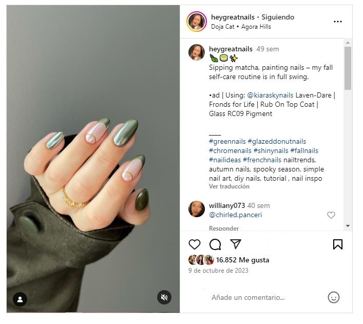 Las 'olive green chrome nails' son una de las manicuras en tendencia para el otoño