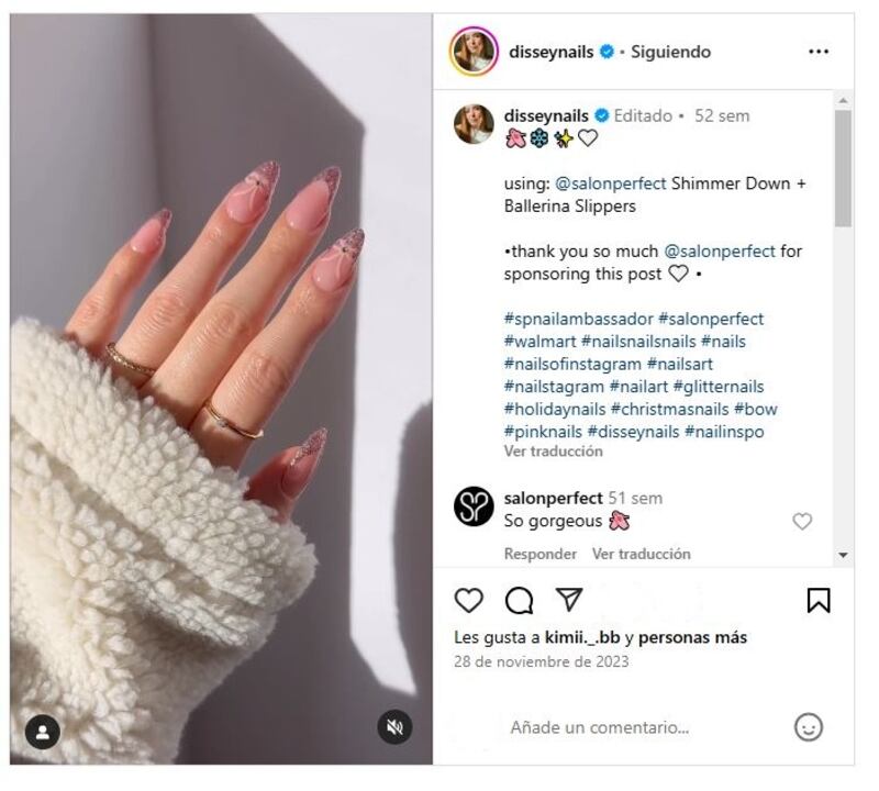 El rosa es uno de los colores más bonitos para llevar en una manicura navideña