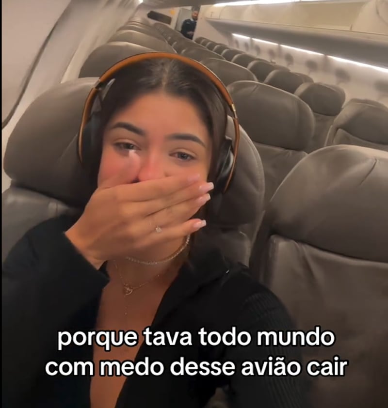 Vídeo: jovem relata que viajou sozinha em avião após passageiros ficarem com medo