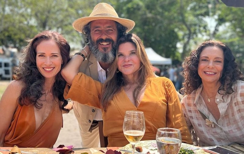 Marcos Palmeira suge ao lado de Ingra Lyberato, Cristiana Oliveira e Giovanna Gold, que fizeram parte da versão original de "Pantanal"