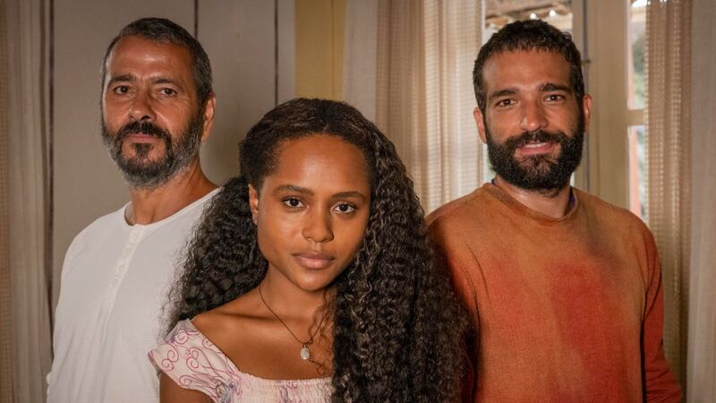 Remake de Renascer: José Inocêncio (Marcos Palmeira), Maria Santa (Duda Santos) e José Inocêncio (Humberto Carrão) na primeira fase da novela