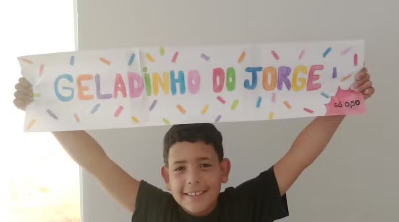 Com sonho de assistir a um jogo do Corinthians, menino monta barraca de ‘suco geladinho’ na porta de casa para conseguir dinheiro do ingresso — Foto: Arquivo Pessoal