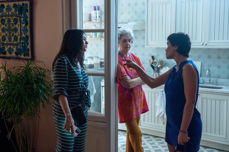 Em "Travessia", As irmãs Guida (Alessandra Negrini) e Leonor (Vanessa Giácomo) observadas por tia Cotinha (Ana Lucia Torre)