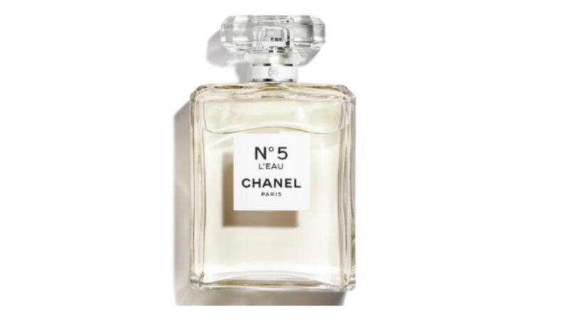 Chanel N°5 L'Eau es una versión más ligera y moderna del clásico Chanel N°5, con notas de limón, mandarina y neroli.