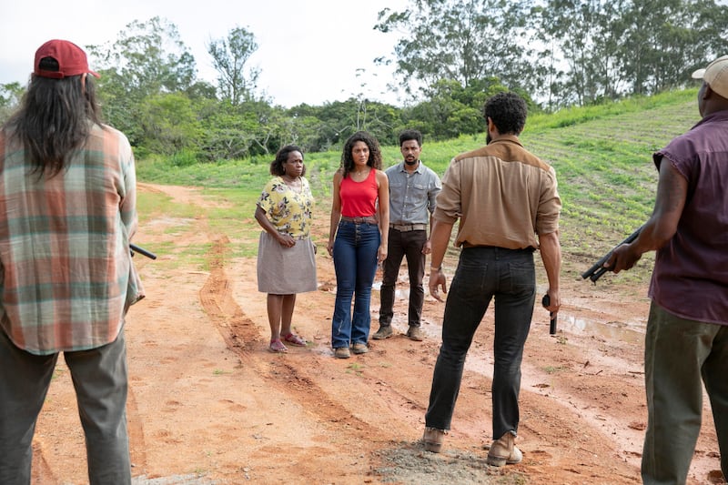 Terra e Paixão: Antônio manda capangas atrás da protagonista