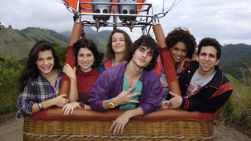 Malhação ID: Bernardo (Fiuk), Tati (Élida Muniz), Bia (Mariana Molina), Beto (Murilo Couto), Nanda (Giovana Echeverria) e Rita (Olívia Torres) no balão