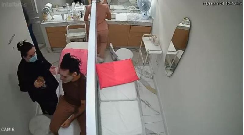 Imagens mostram empresário no interior da clínica após o peeling de fenol.