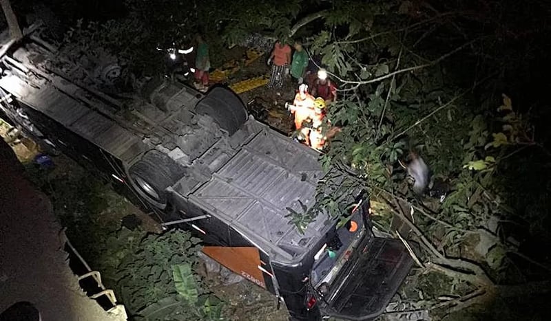 Ônibus com time de futebol cai de ponte e deixa 4 mortos