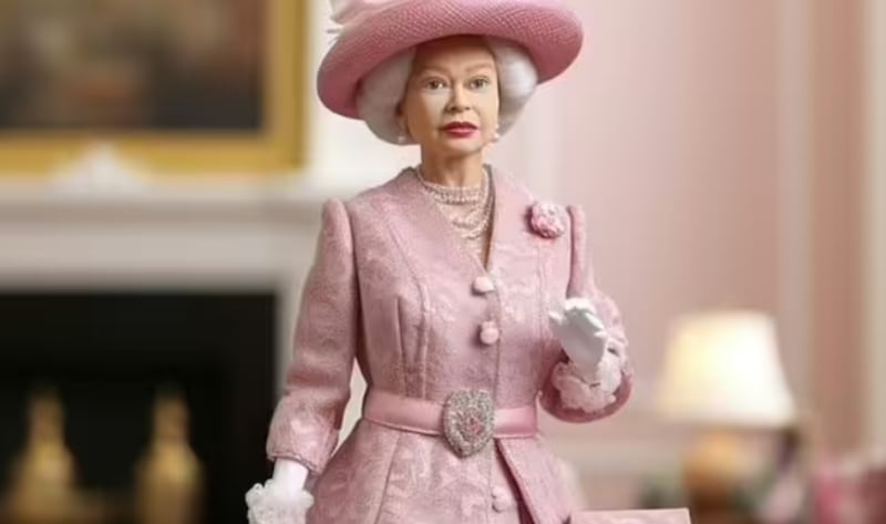 A Barbie da rainha Elizabeth, tão elegante quanto a falecida monarca