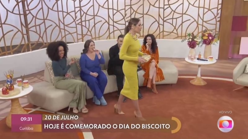 Patrícia Poeta distribui bolachas e biscoitos durante o Encontro