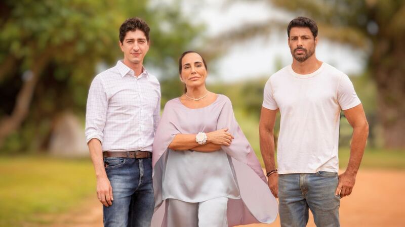 Terra e Paixão: Daniel (Johnny Massaro), Irene (Gloria Pires) e Caio (Cauã Reymond)