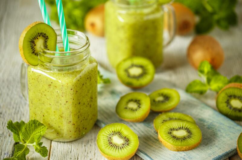 Aquí está la receta del jugo natural con kiwi y miel para tener una piel increíble