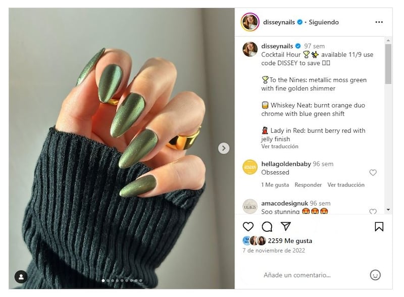 Las 'olive green chrome nails' son una de las manicuras en tendencia para el otoño