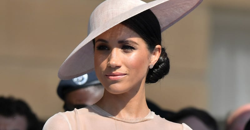 El vestido que usó Meghan Markle en su visita a Nigeria.