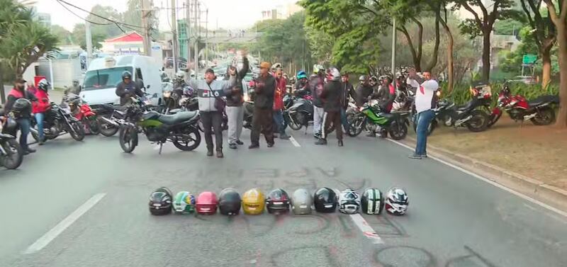 Motoqueiros protestam contra atropelamento de motociclista por carros durante 'racha'