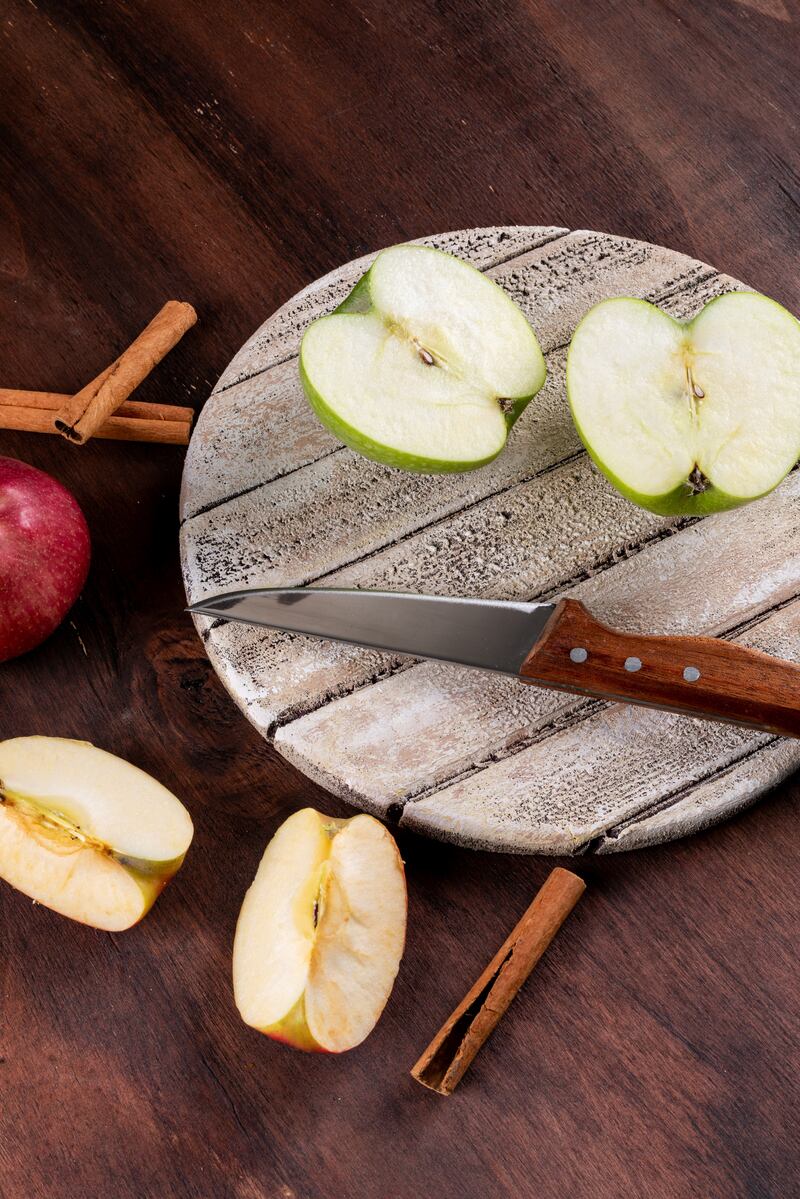 Manzanas listas para ensalada navideña