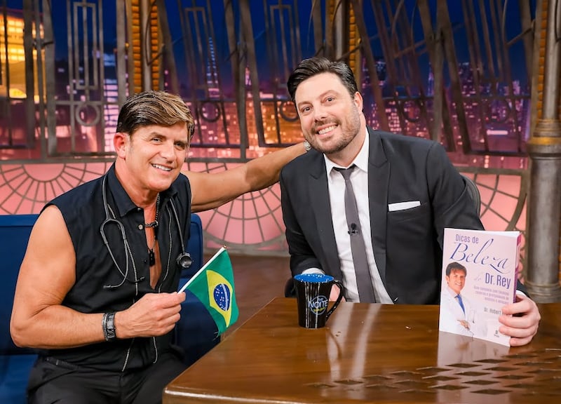 Danilo Gentili entrevista o famoso Dr. Rey no 'The Noite', do SBT