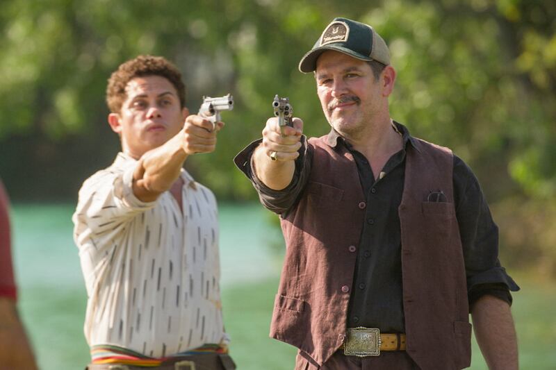 Zaquieu (Silvero Pereira) ameaça atirar em Tenório (Murilo Benício), mas será Alcides (Juliano Cazarré) que mata o vilão de "Pantanal"