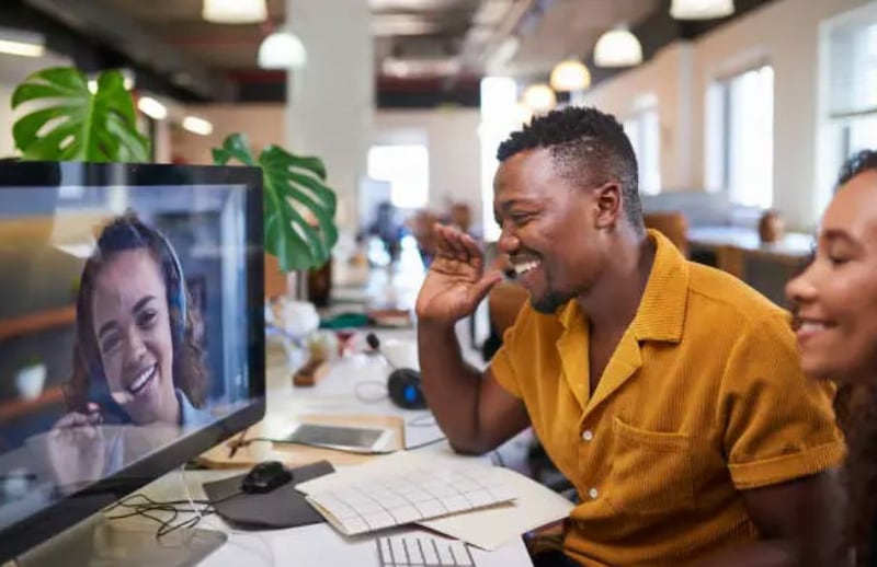 Gen X y Boomers mantienen el mismo nivel de dedicación a sus trabajos, a pesar de que las generaciones más jóvenes ingresan a la fuerza laboral con un enfoque más relajado.| Foto: Getty Images/iStockphoto