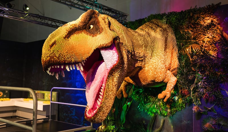 Exposição com Dinossauros feitos de LEGO está em cartaz na cidade