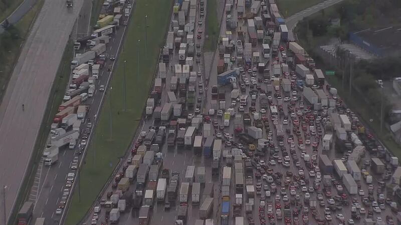 Também há atos em outras estradas e também pelo país