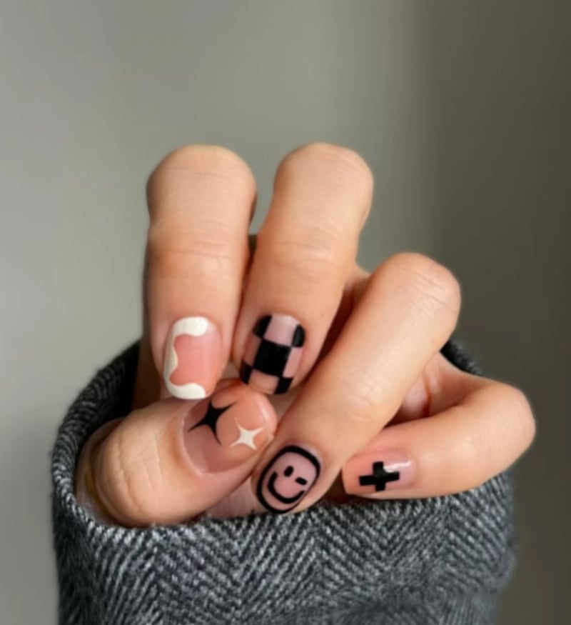 Nail artes descombinadas com desenhos - reprodução