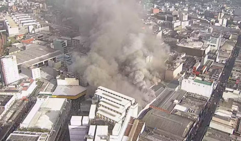 Bombeiros ainda tentam extinguir as chamas