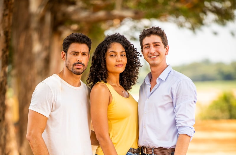 Cauã Reymond, Barbara Reis e Johnny Massaro estão em "Terra e Paixão", novela de Walcyr Carrasco