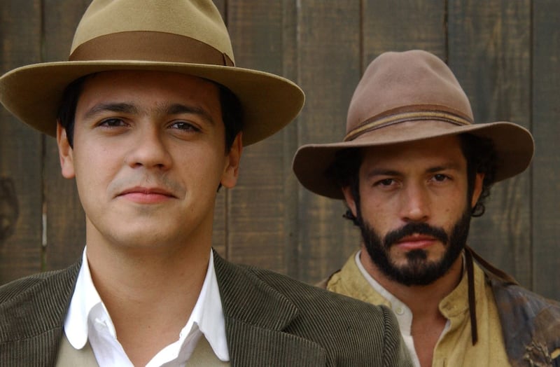 Neco (Danton Mello) e Tobias (Malvino Salvador) brigam na novela Cabocla, de Benedito Ruy Barbosa