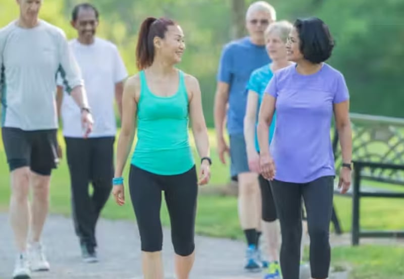 Enquanto as mulheres andam mais rápido quando estão em grupo, a tendência dos homens é reduzir o ritmo. – Foto: reprodução/FatCamera/Getty Images