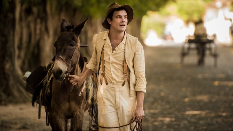 Sergio Guizé pode viver as aventuras de Candinho mais uma vez. Êta Mundo Bom pode substituir No Rancho Fundo, na Globo